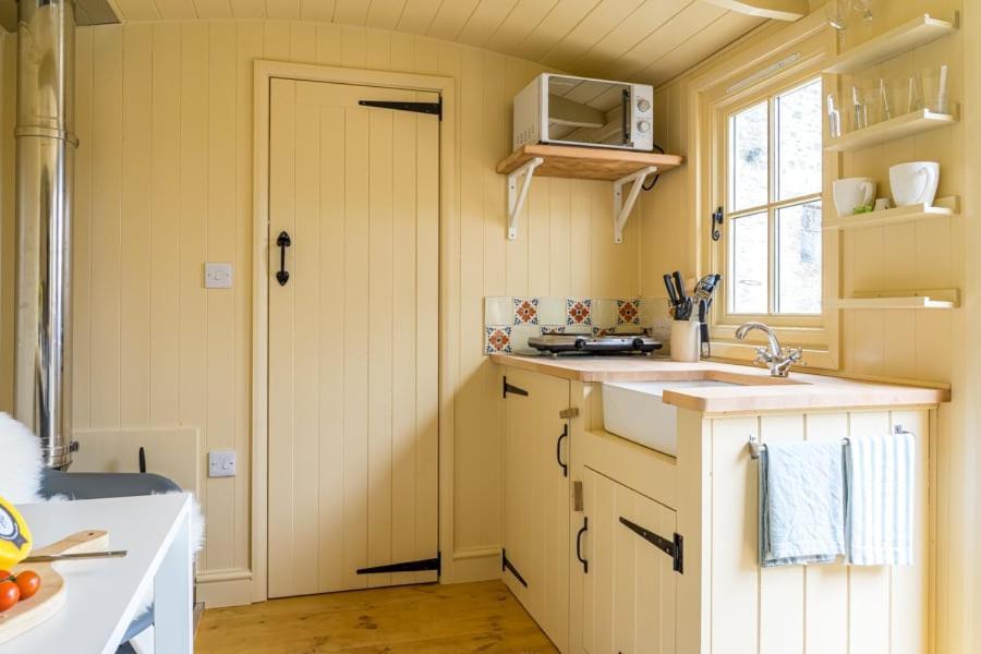 فيلا ستونهاوسفي The Baytree Shepherds Hut المظهر الخارجي الصورة