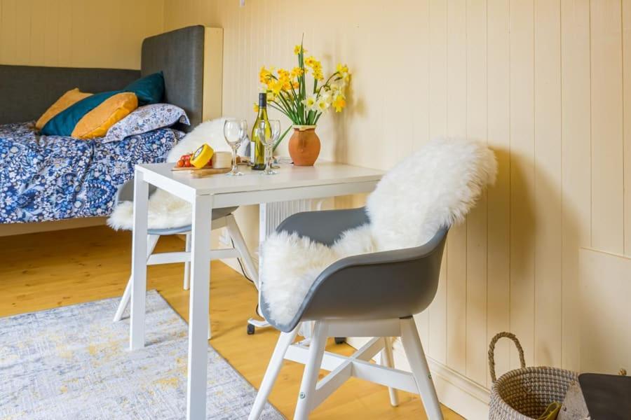فيلا ستونهاوسفي The Baytree Shepherds Hut المظهر الخارجي الصورة
