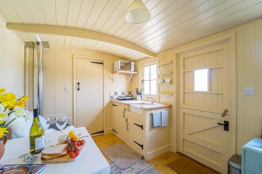 فيلا ستونهاوسفي The Baytree Shepherds Hut المظهر الخارجي الصورة